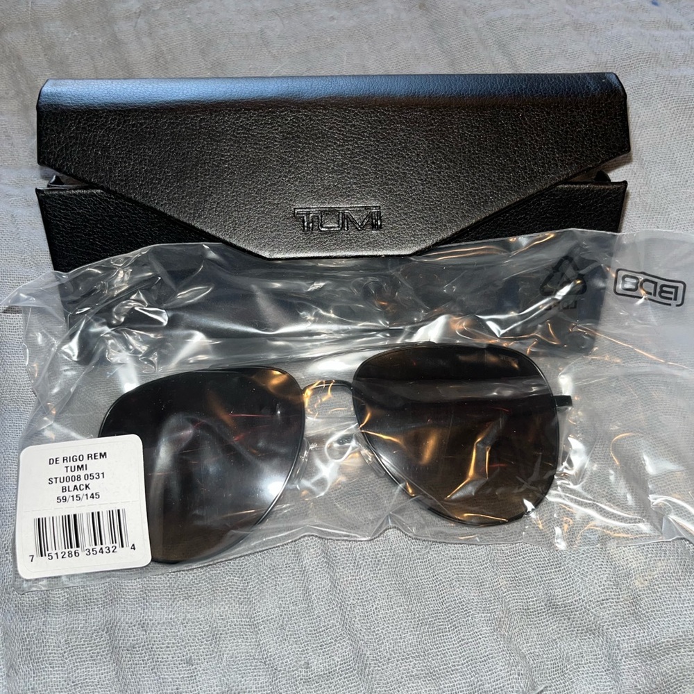 TUMI Stylish Black Aviator Sunglasses